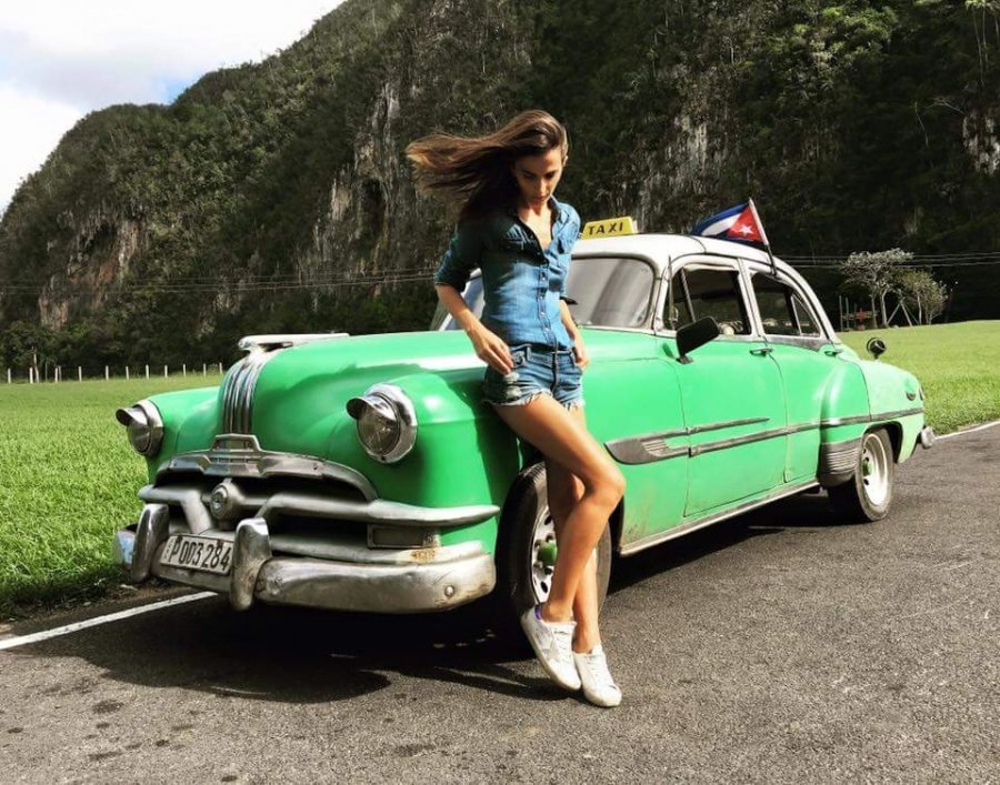 Midikennov top model Helena Šopar na Kubi