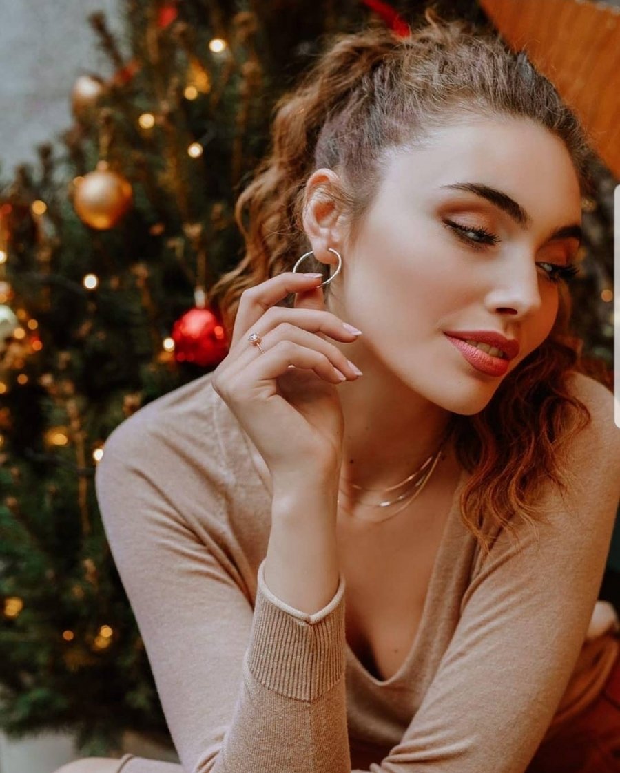  Midikennov model Sara Siladji za Dominik Jewelry 